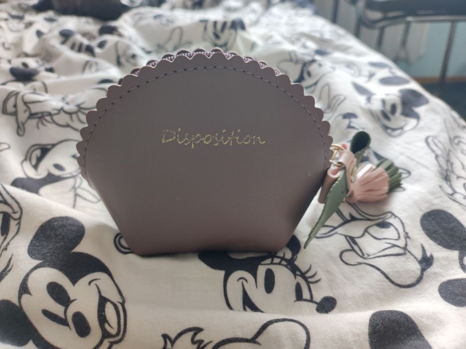 Brązowa mała portmonetka z breloczkiem