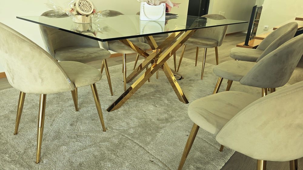 Mesa de vidro com base dourada