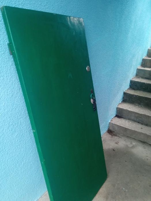 Двері вживані, невеликі