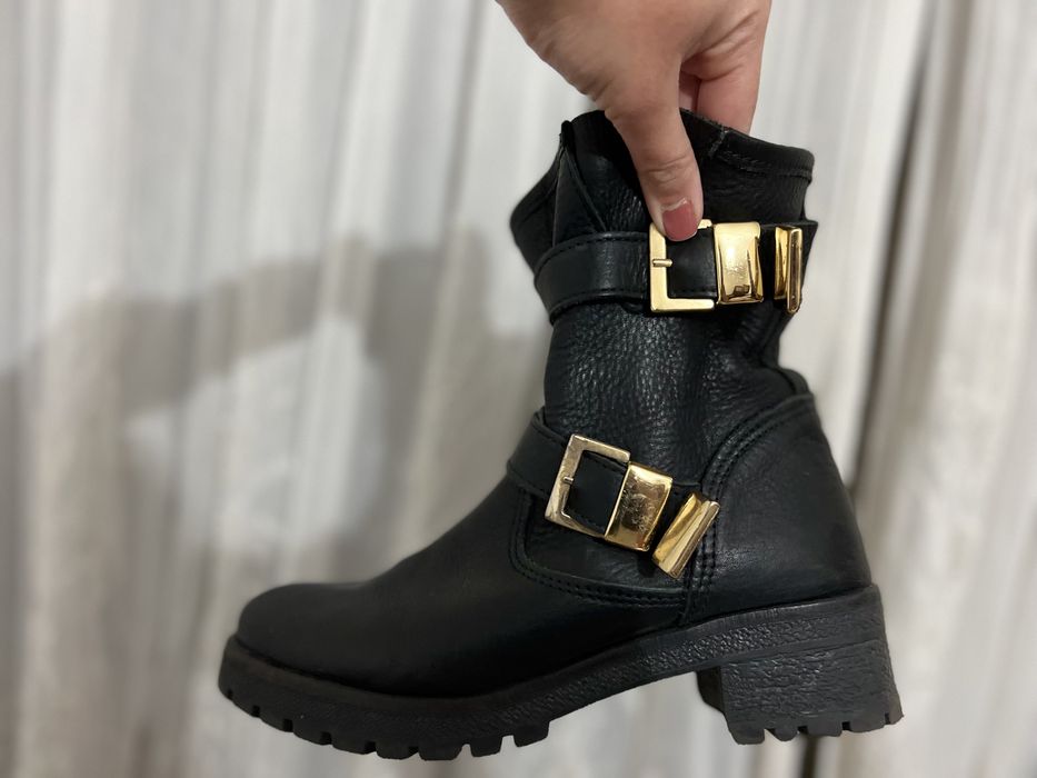 Botas pretas com fivela de fecho