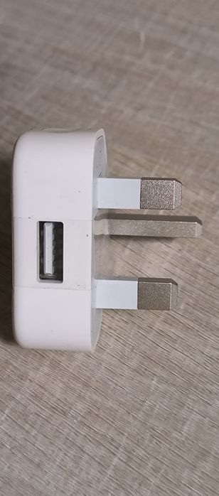 Комплектующие - кабель USB, зарядка Apple, зарядка Huawei