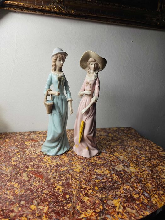 Dwie duże piękne figurki porcelana "Młode kobiety" 28 cm Tajwan