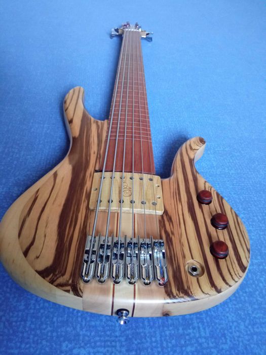 Gitara basowa fretless 6 strun