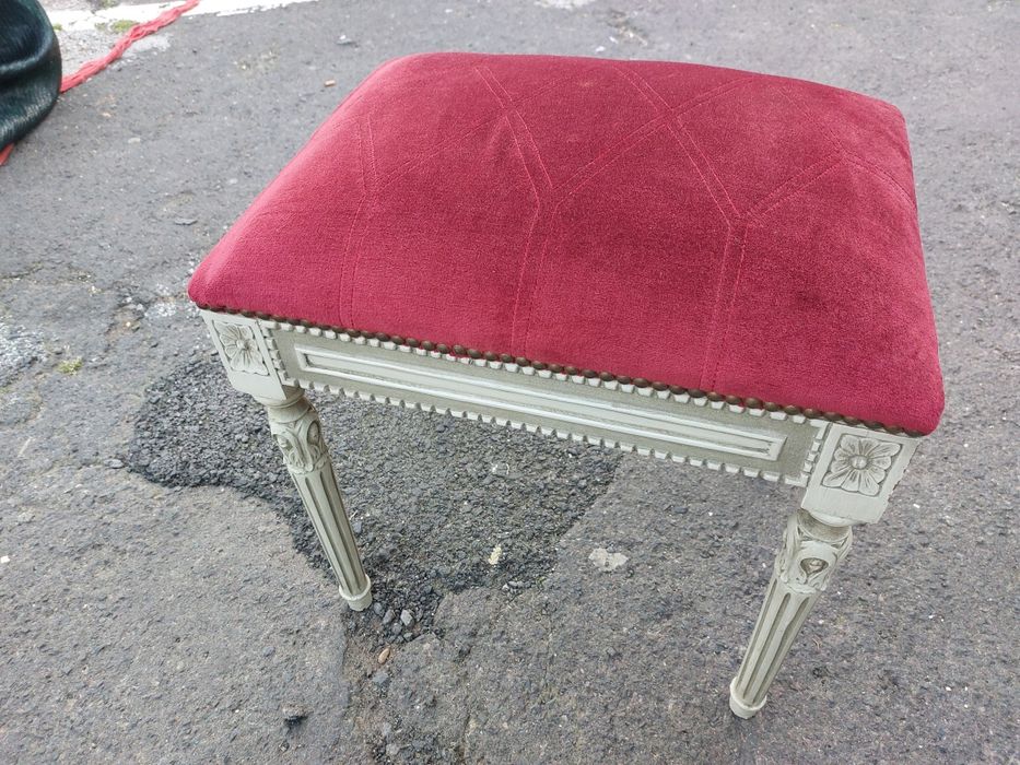Banqueta tipo Tabouret Luís XVI 

Apresenta elementos como pernas