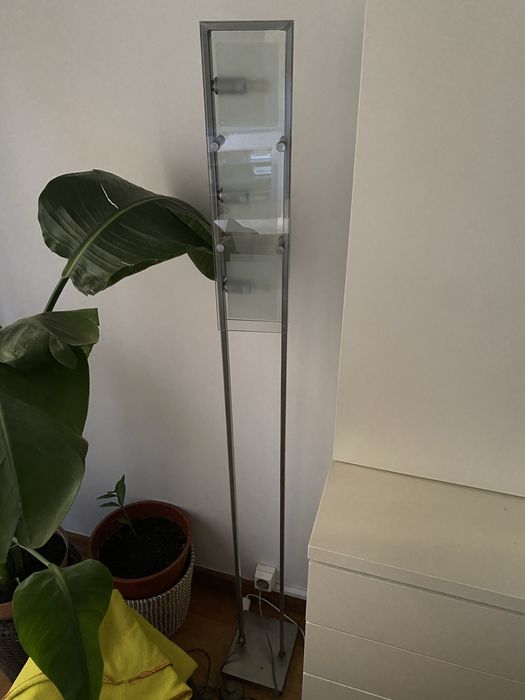 Candeeiro de pé prateado