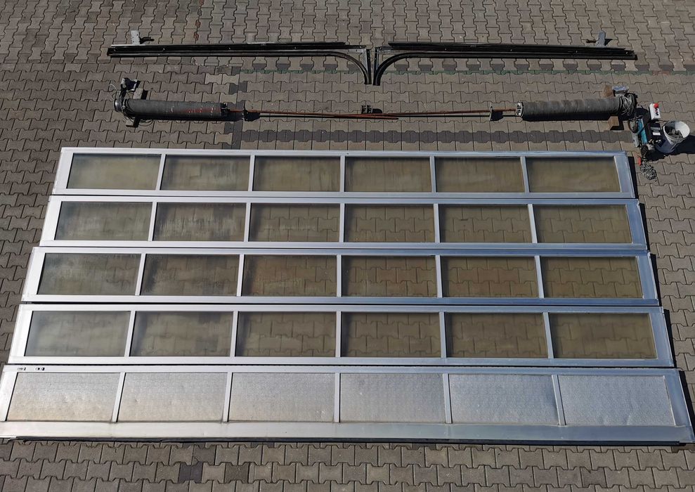 Brama segmentowa, garażowa przeszklona, izolowana