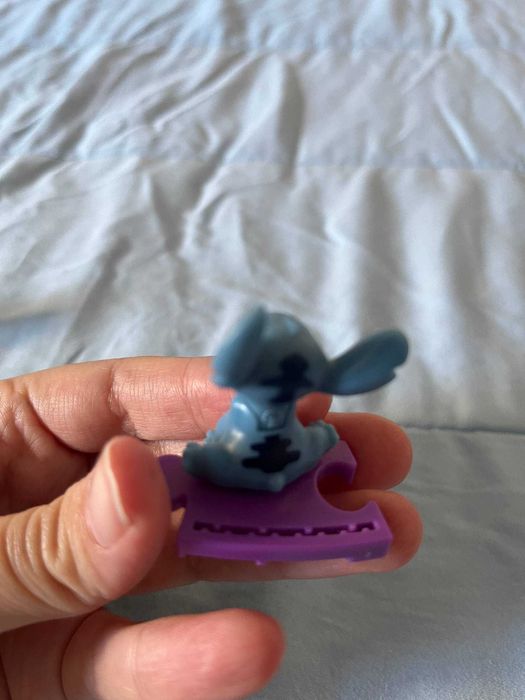 Figura Stitch Disney 100 com peça de puzzle roxa