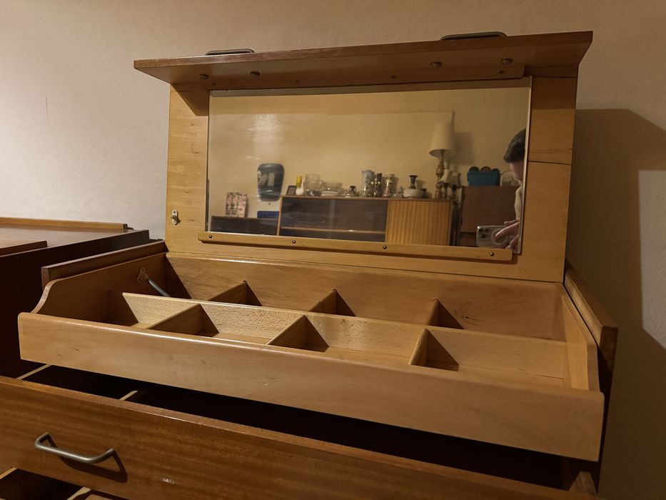 Stara witryna z lustrem vintage z PRL