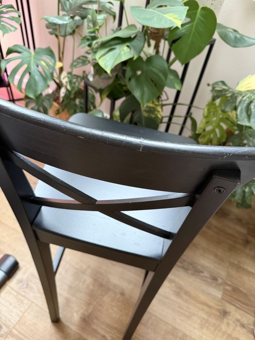 Stołki barowe IKEA INGOLF / ROSENTORP – czarne, drewniane, z oparciem