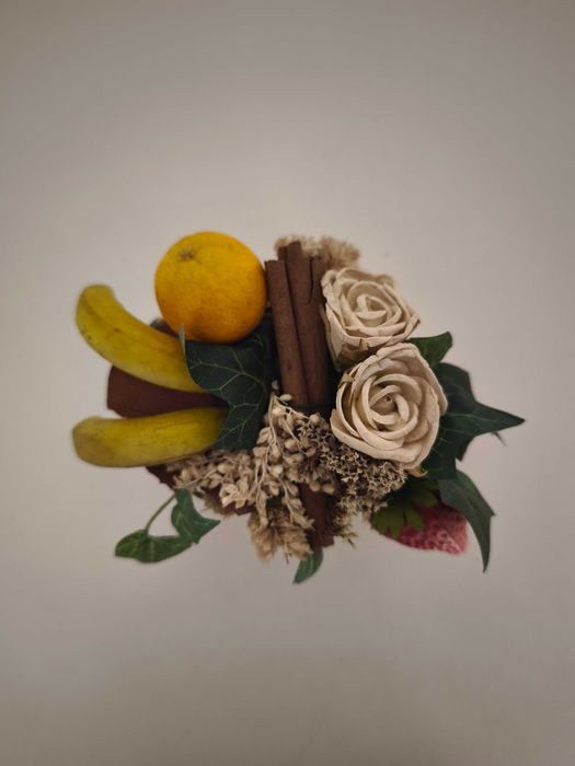 Pequeno vaso decorativo com flores e frutos