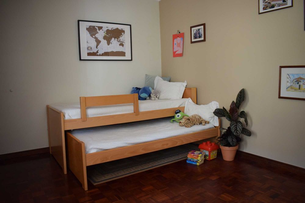 Camas individuais em gaveta