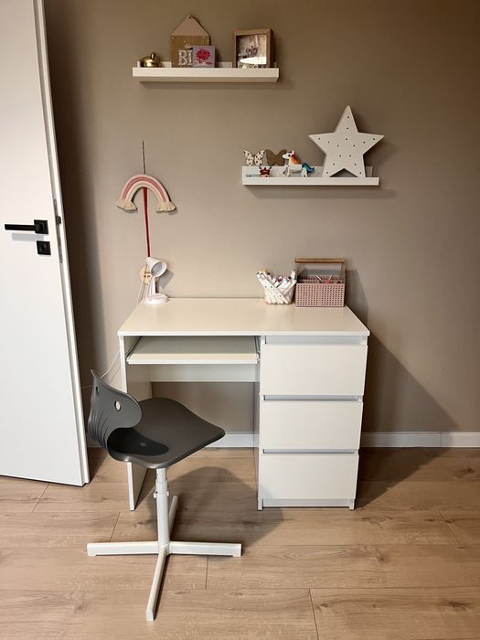 Zestaw biurko krzesło półki wiszące lampka ikea