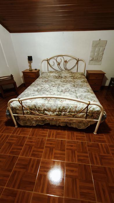 Cama de casal em ferro