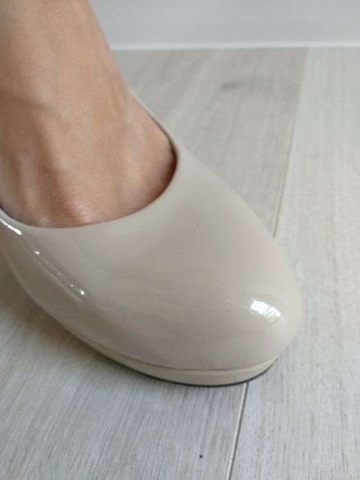 Lakierowane szpilki nude beige na platformie Always/39