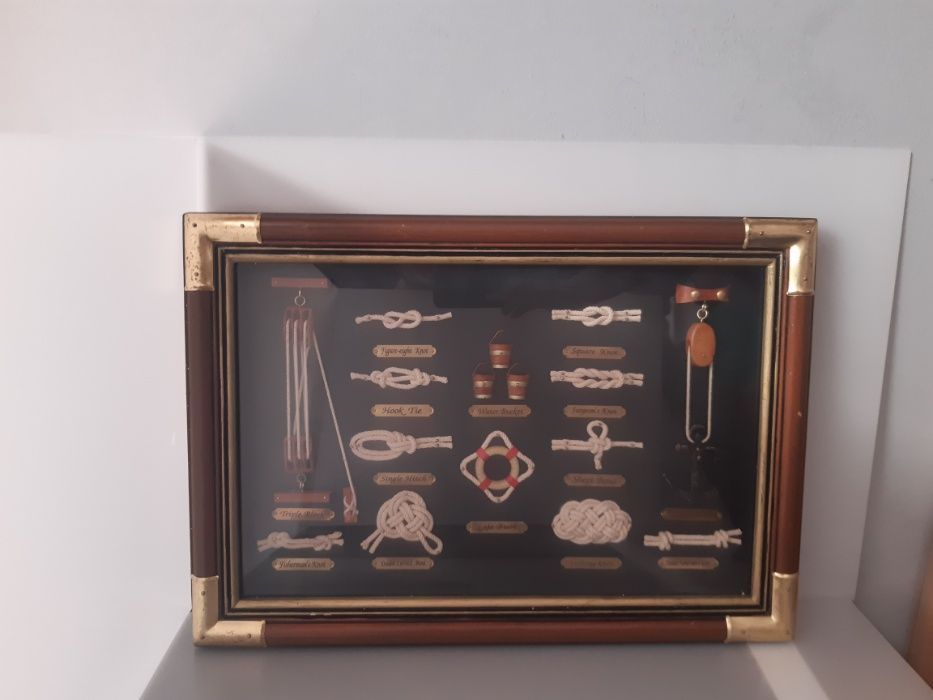 Quadro com vários nós da Marinha