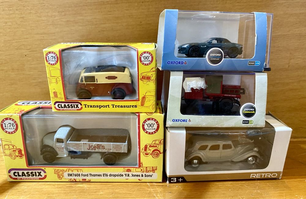 Carrinhos de várias marcas