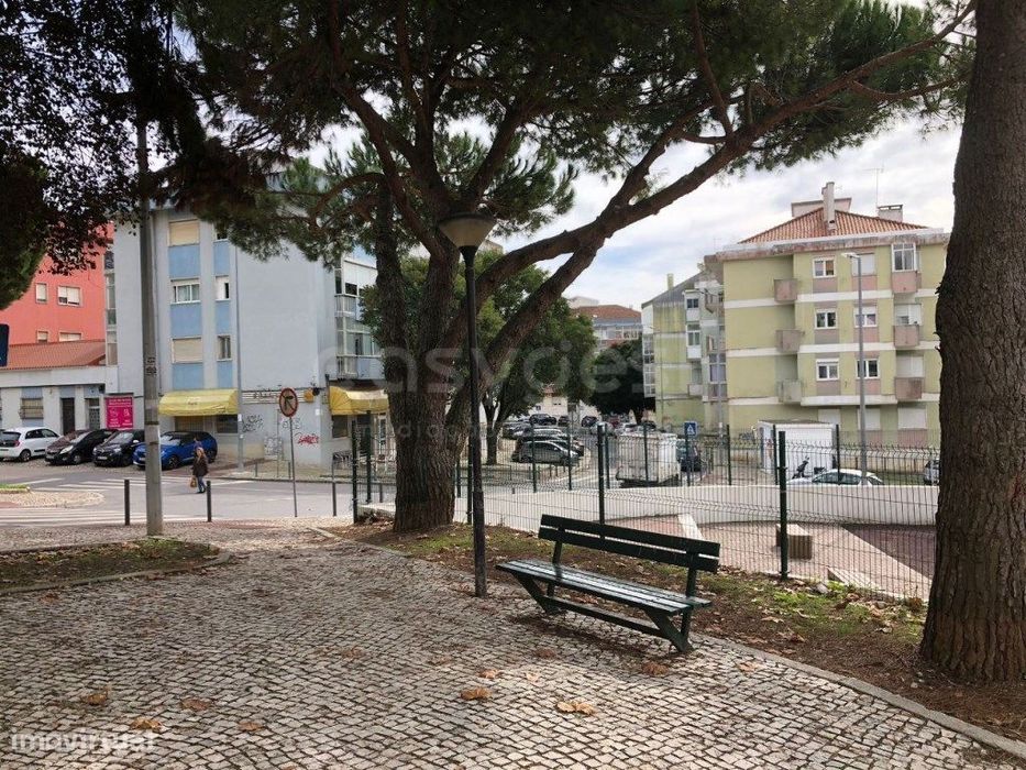 Loja com 210m² em cave com acesso direto à rua