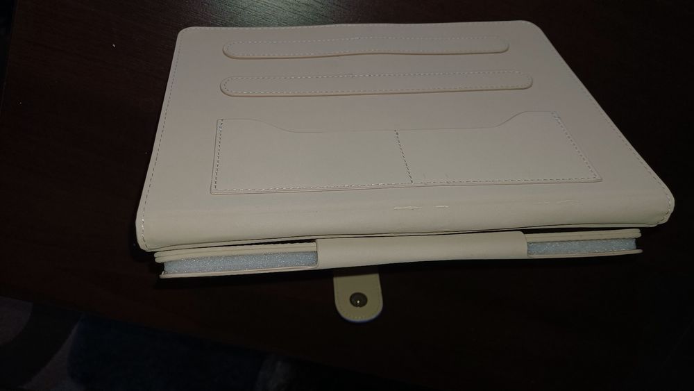 Beżowe etui na tablet obrotowe