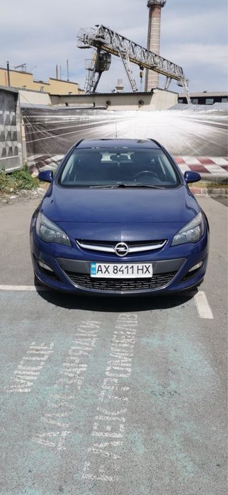 Продам надежный и семейный универсал Opel Astra J 2015