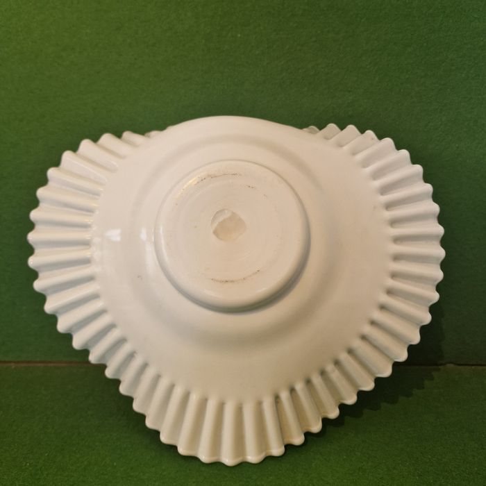 Grande centro de mesa em vidro opalino com folhos