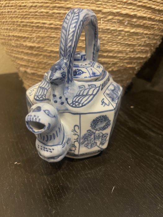 Bule Chinês Hexagonal Azul e Branco – Pega em Arco (Vintage)