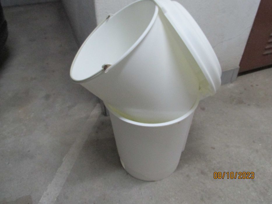 Balde branco com tampa.