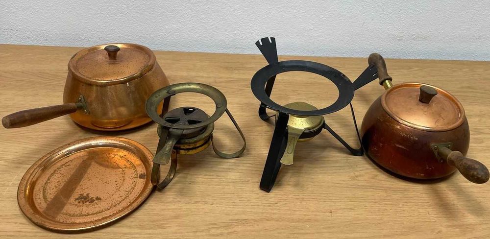 Caçarolas antigas  em cobre, com lamparina