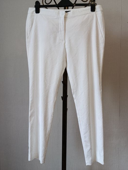 Брюки летние женские ZARA  BASIC белого цвета  с узором на ткани , размер L  и  Брюки летние женские лянные  PROMISS белого цвета , размер  44 .