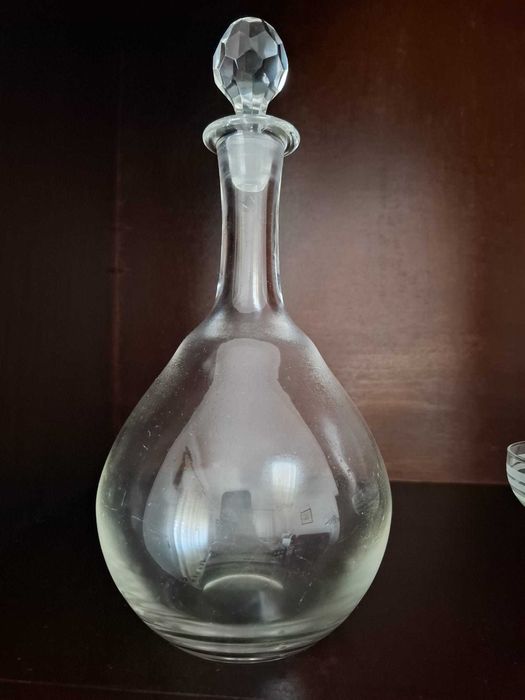 Garrafa de licor de cristal antiga e copos