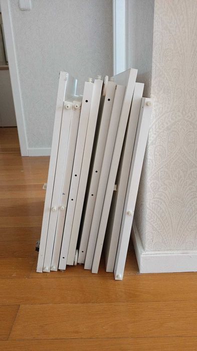 Um guarda-roupa IKEA PAX moderno e elegante