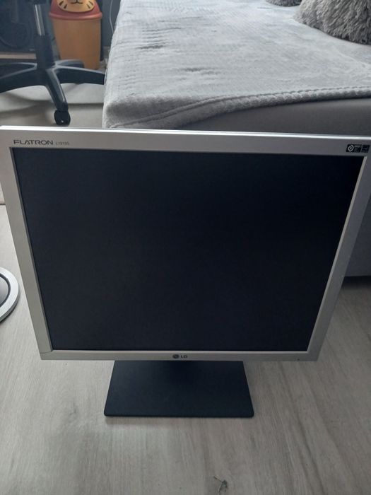 2 monitory z Klawiaturą
