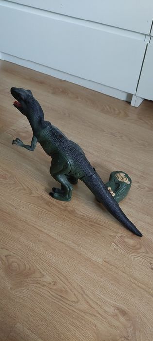 Dinossauro com comando426020450935787524