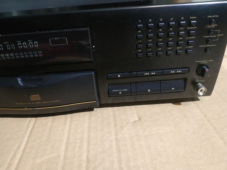 Pioneer Compact Disk Player PD-S702