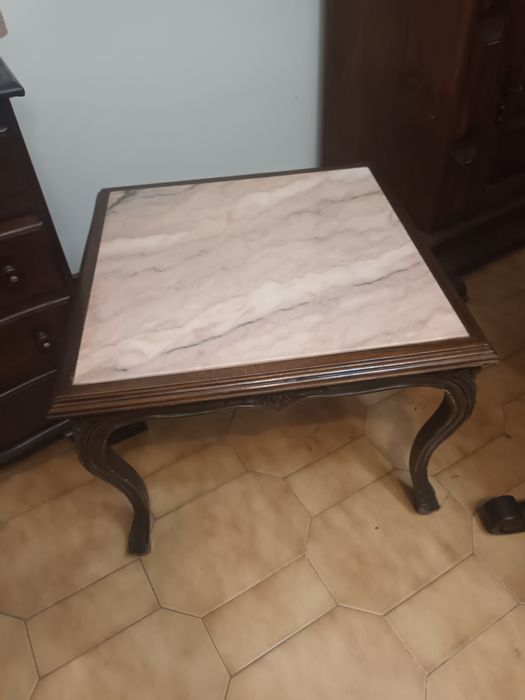 Mesa  com tampo em mármore rosa
Preço 40€
Largura 57cm
Altura