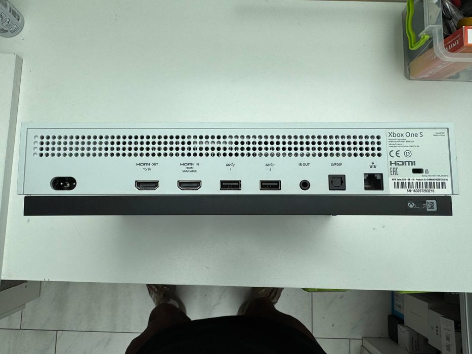 Xbox one s 1 tb + 2 игры