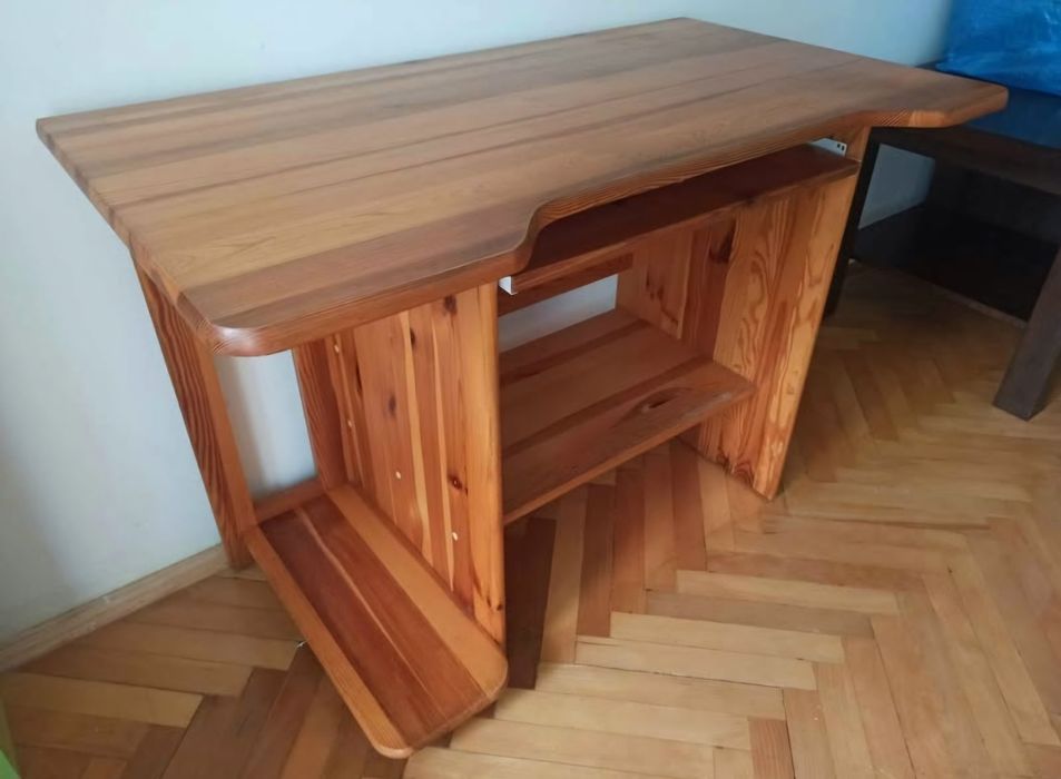 Solidne drewniane biurko