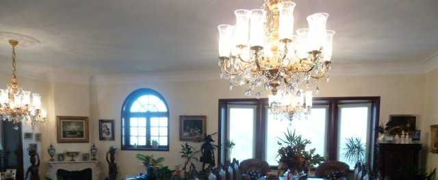 Luxo, grande lustre em cristal, ouro 24 quilates, 12 luzes.
