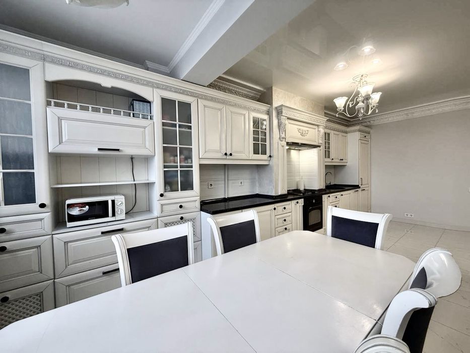 2 кімнати + кухня-студія у центрі біля парку та озера