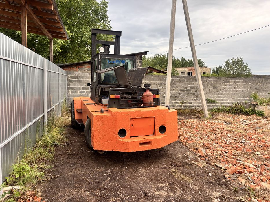 Продам навантажувач вилковий львівський т40