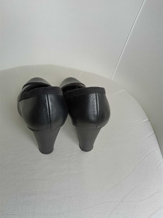 Sapatos pretos da Bata em pele Tam. 37