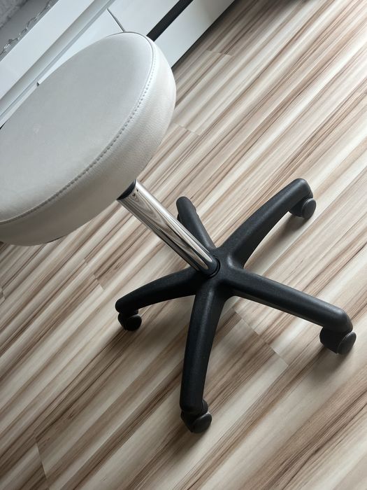 Taboret kosmetyczny na kółkach