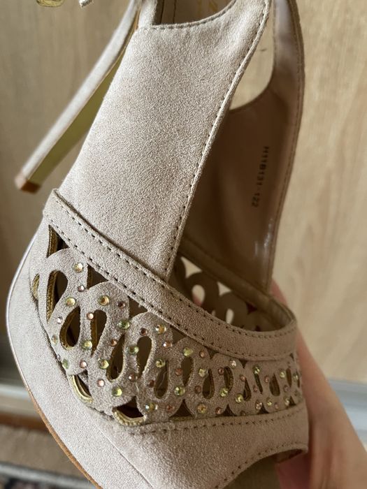 Туфлі, босоніжки