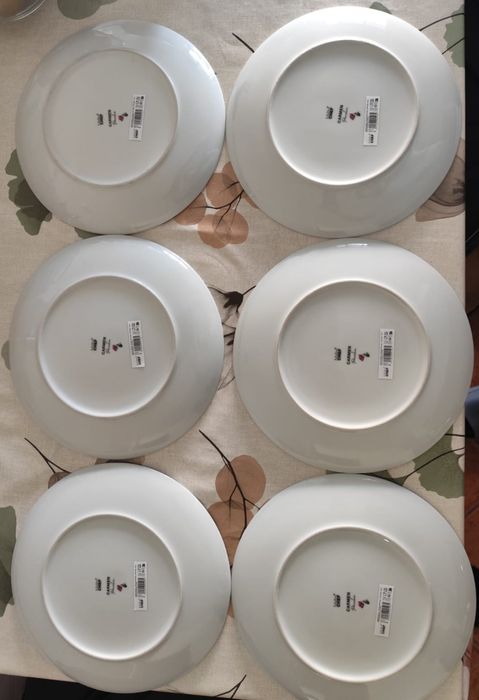 Pratos de porcelana