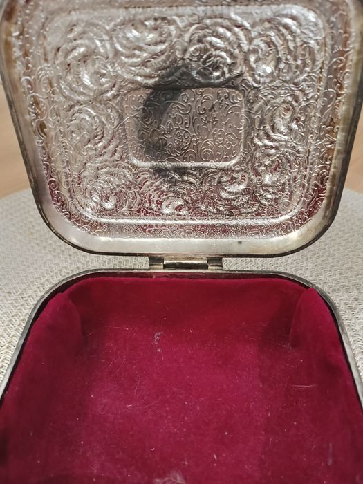 Szkatułka platerowana na biżuterię.