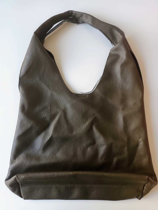 Bolsa de pele castanha com fecho, com 2 bolsas externas, usada.