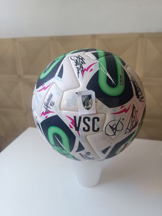 Bola oficial autografada