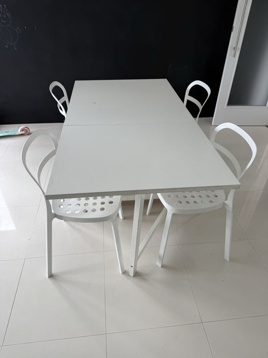 Mesa com cadeiras de cozinha