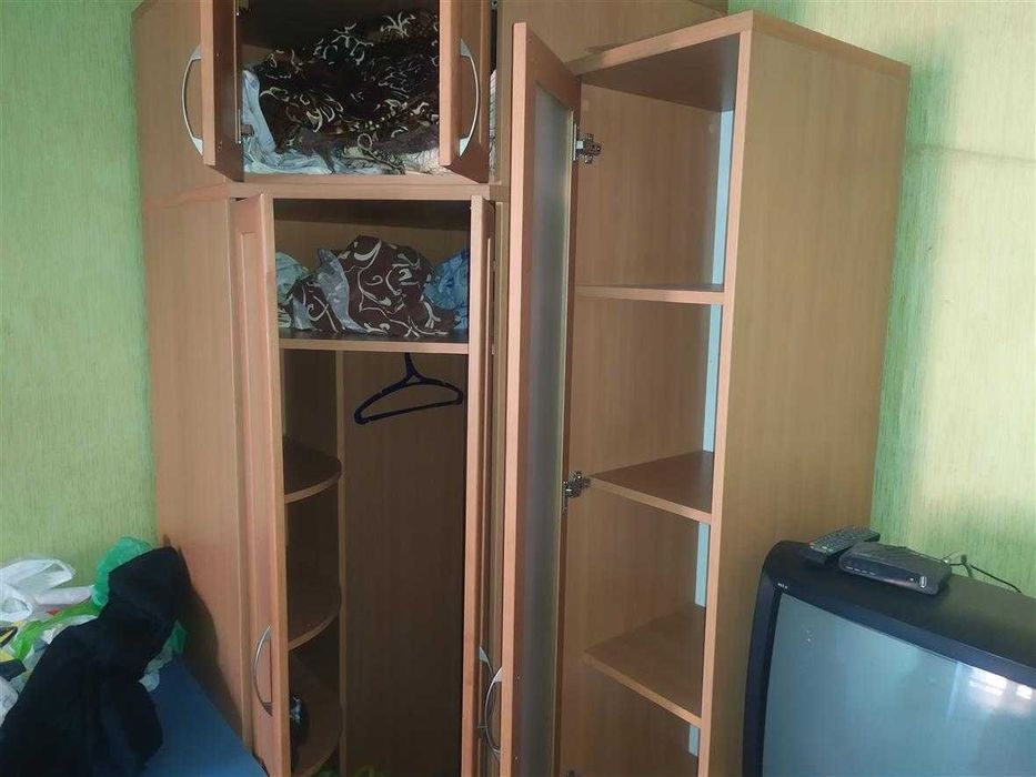 Продам шафу кутову, дуже містку, з антресоллю, колір помаранч. 4500гр.
