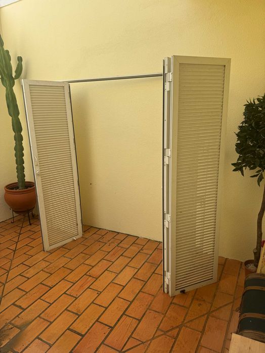 Portas de alumínio com batente. Em bom estado.