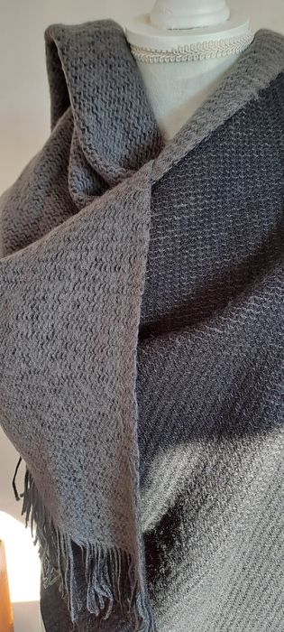 Echarpe/ manta em malha preto e cinzento muito quentinha